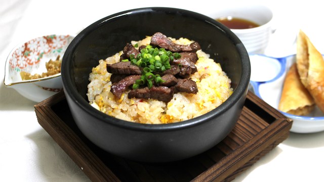 スパイシービーフ石焼き自家製チャーハン