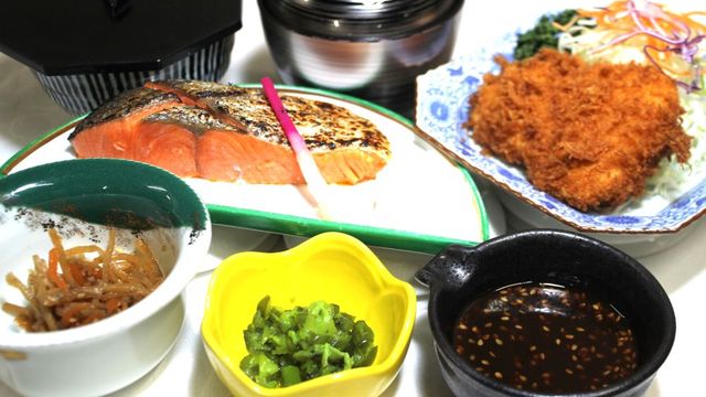 焼鮭とヒレカツセット